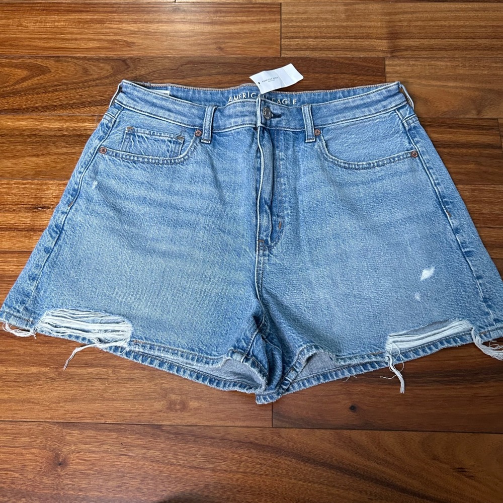 American Eagle Mom Short Light Wash Distressed Denim High Rise Size 12 NEW